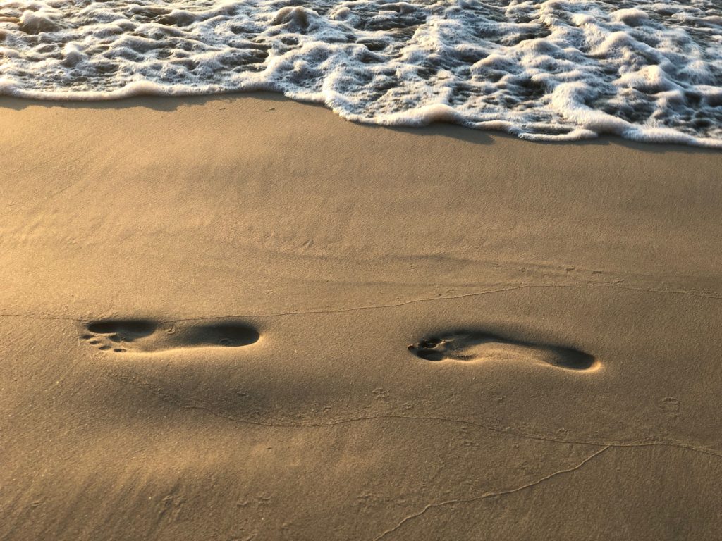Fußspuren im Sand am Meer