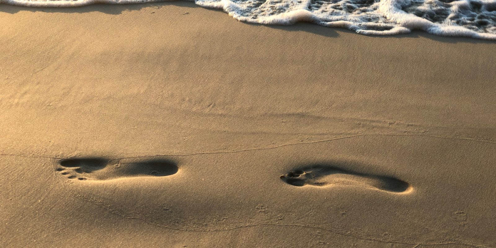 Fußspuren im Sand am Meer