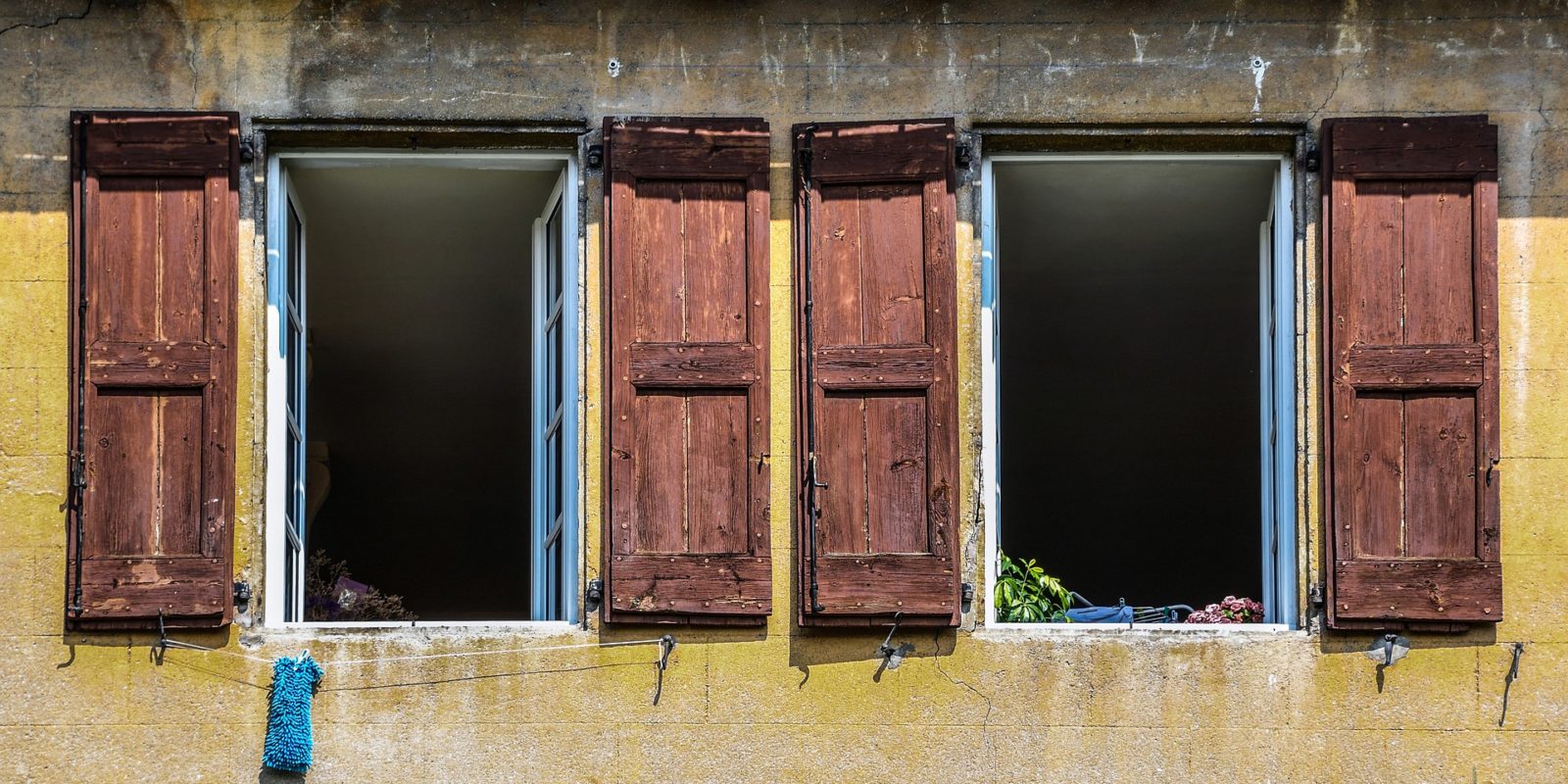 zwei offene Fenster