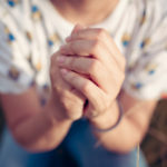 Hände zum Gebet gefaltet