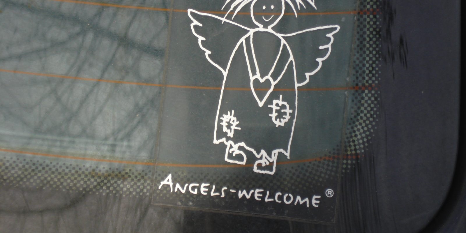 Engel mit Sxgriftzug "Angels welcome"