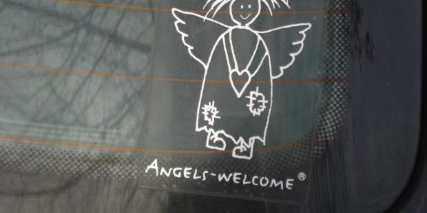 Engel mit Sxgriftzug "Angels welcome"