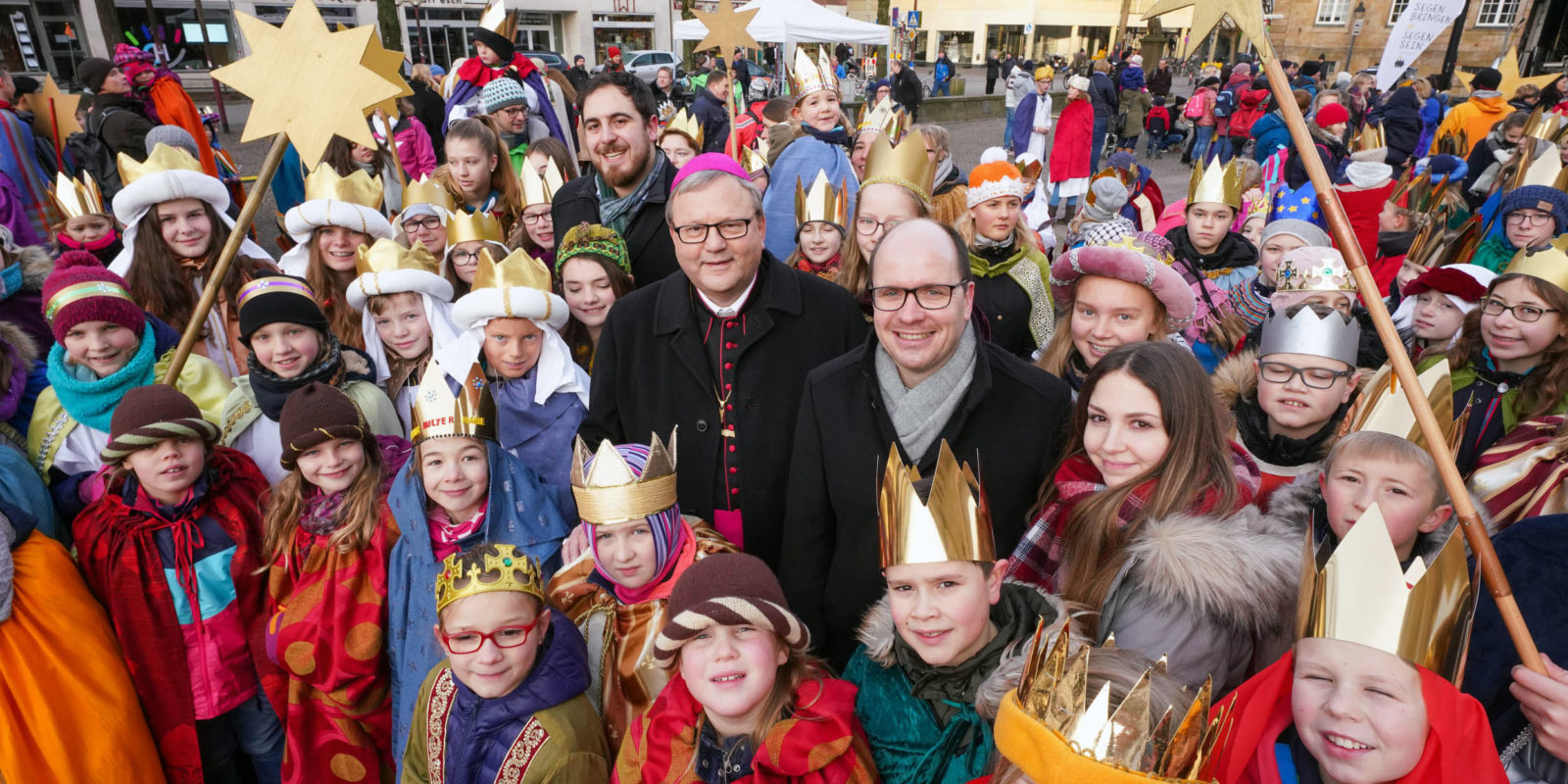 Sternsinger mit Bischof Franz-Josef Bode