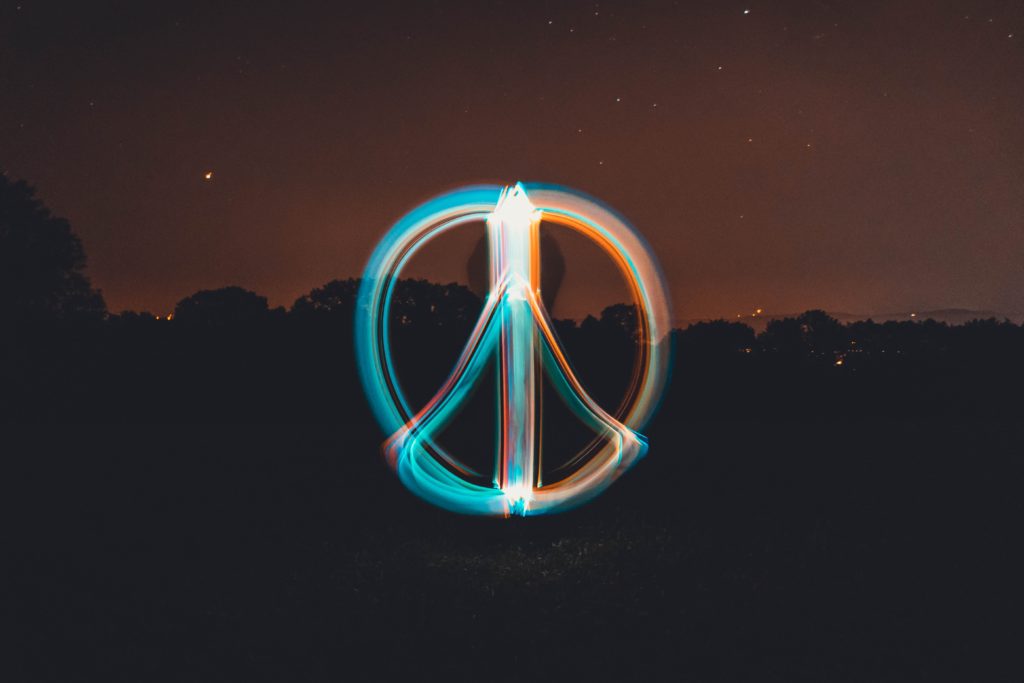 Peace-Zeichen aus Licht