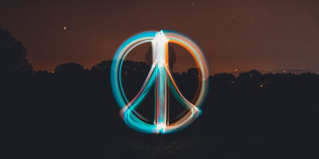 Peace-Zeichen aus Licht