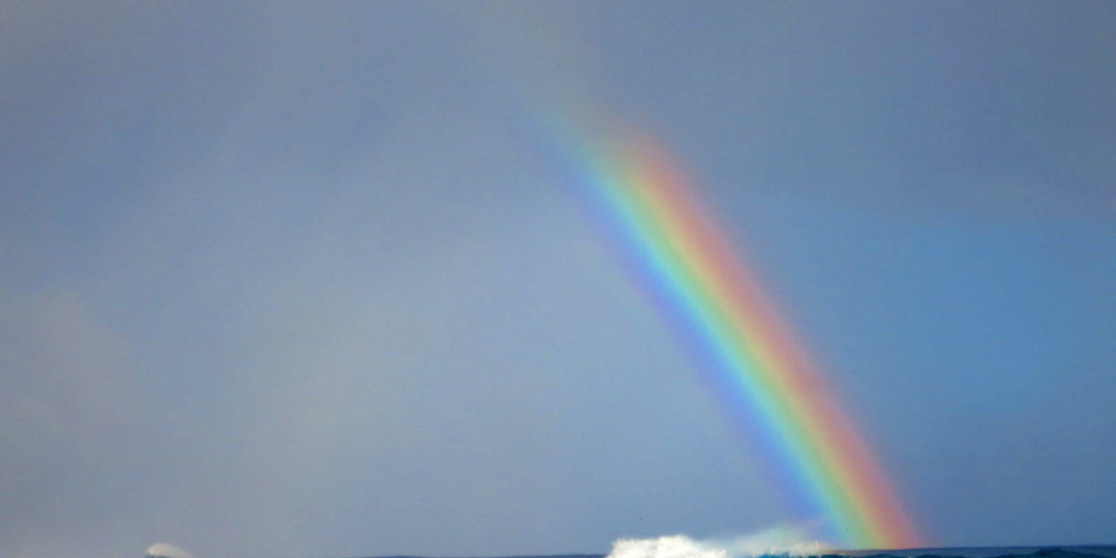 Regenbogen über dem Meer