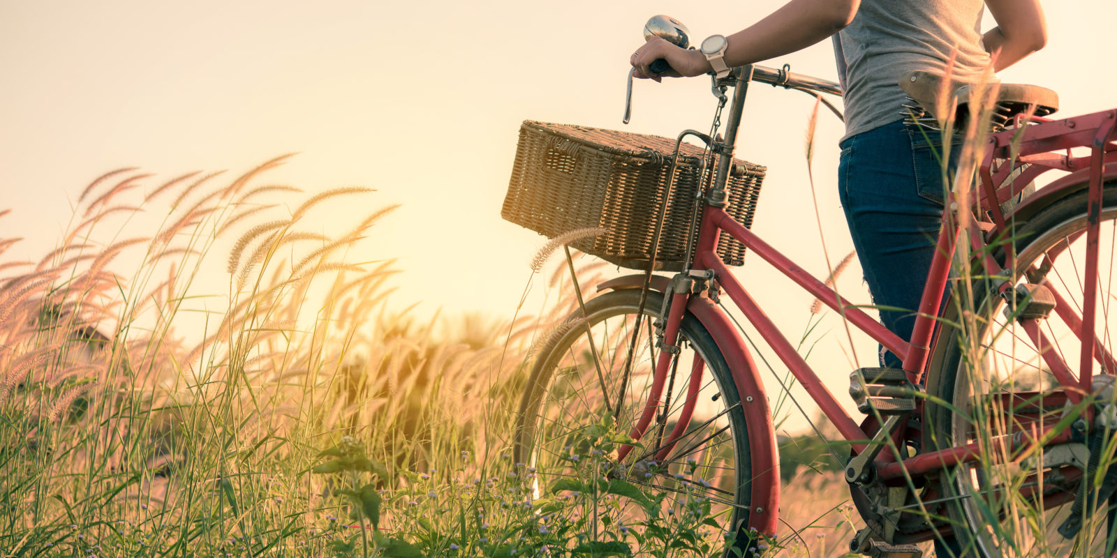 Frau mit Fahrrad