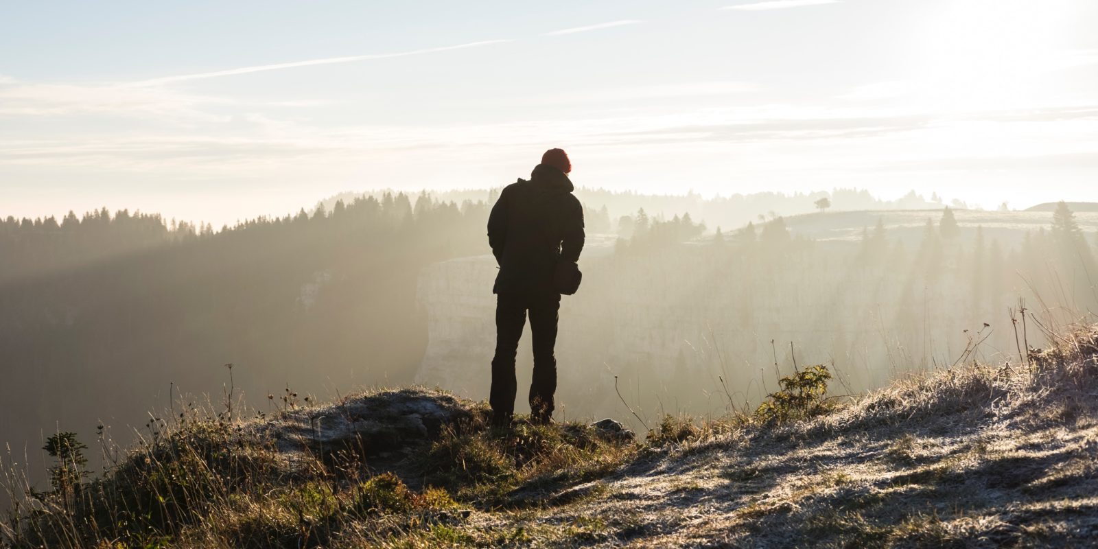 Mensch steht auf Berg