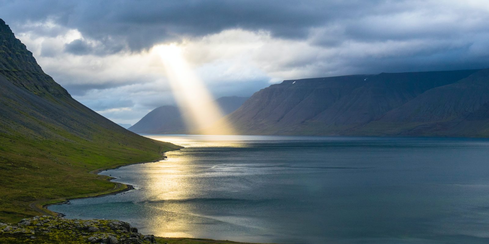 Sonnensrtahl an einem See