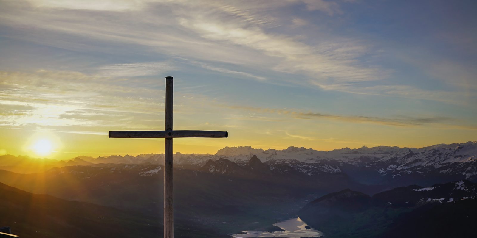 Kreuz im Sonnenaufgang