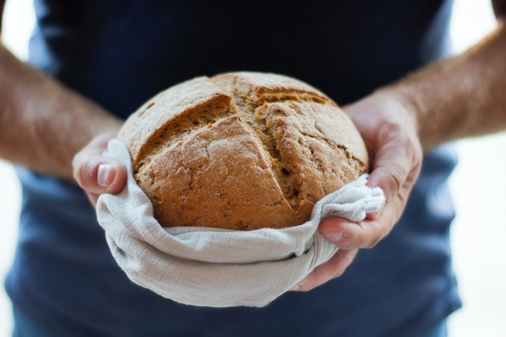 Hände halten Brot