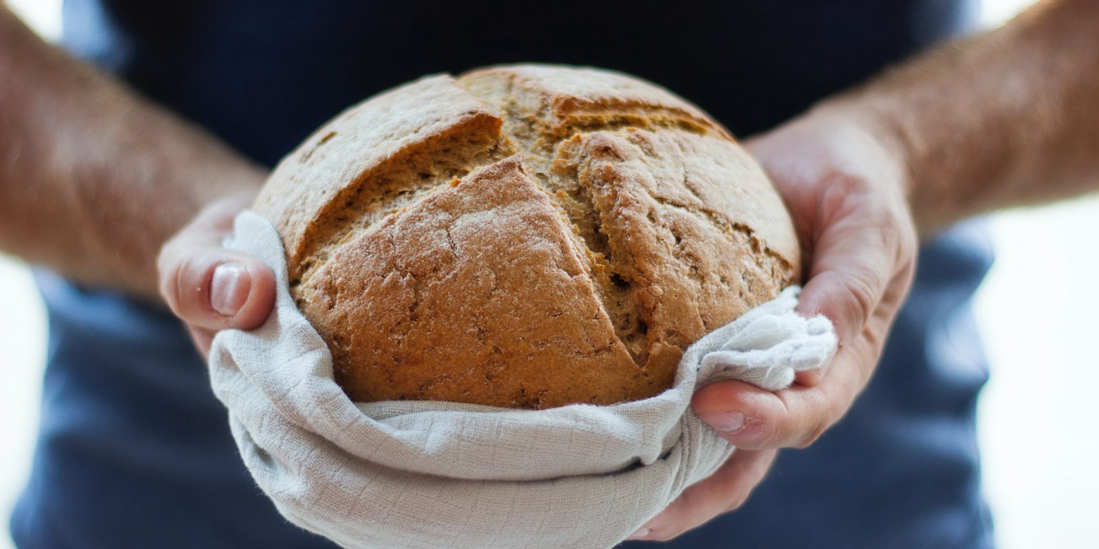 Hände halten Brot