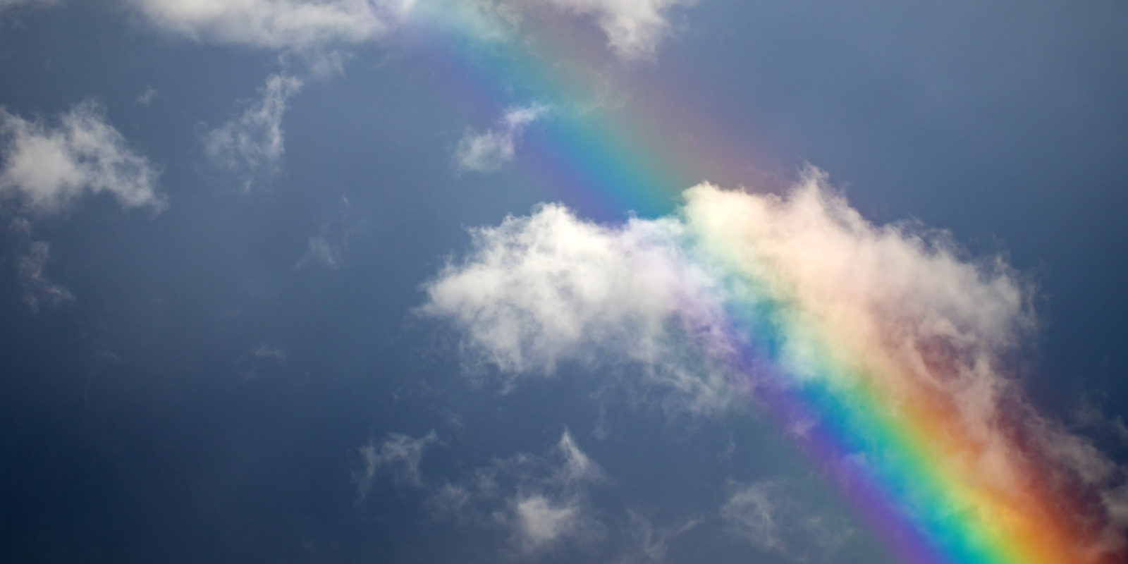 Regenbogen vor blauem Himmel