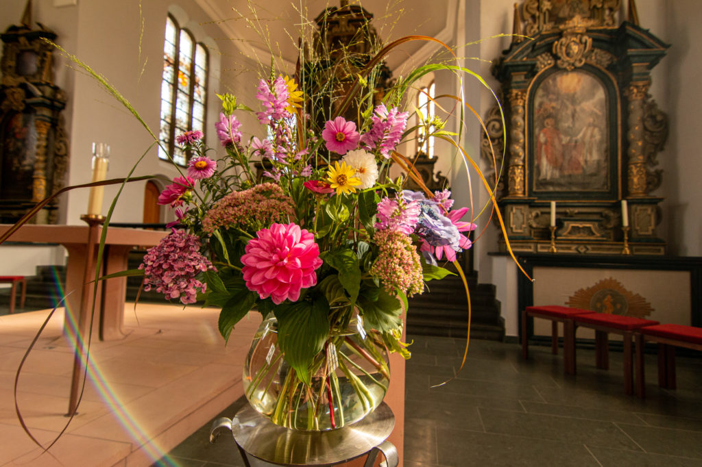 Blumen in der Kirche