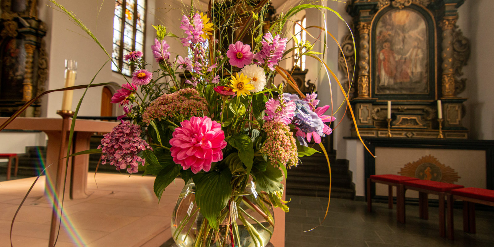 Blumen in der Kirche