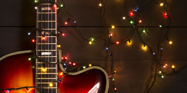 Gitarre mit Lichterkette