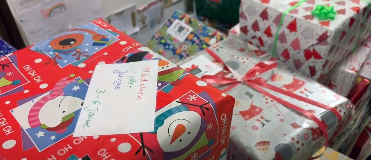 Viele Geschenke in bunten Papier eingepackt