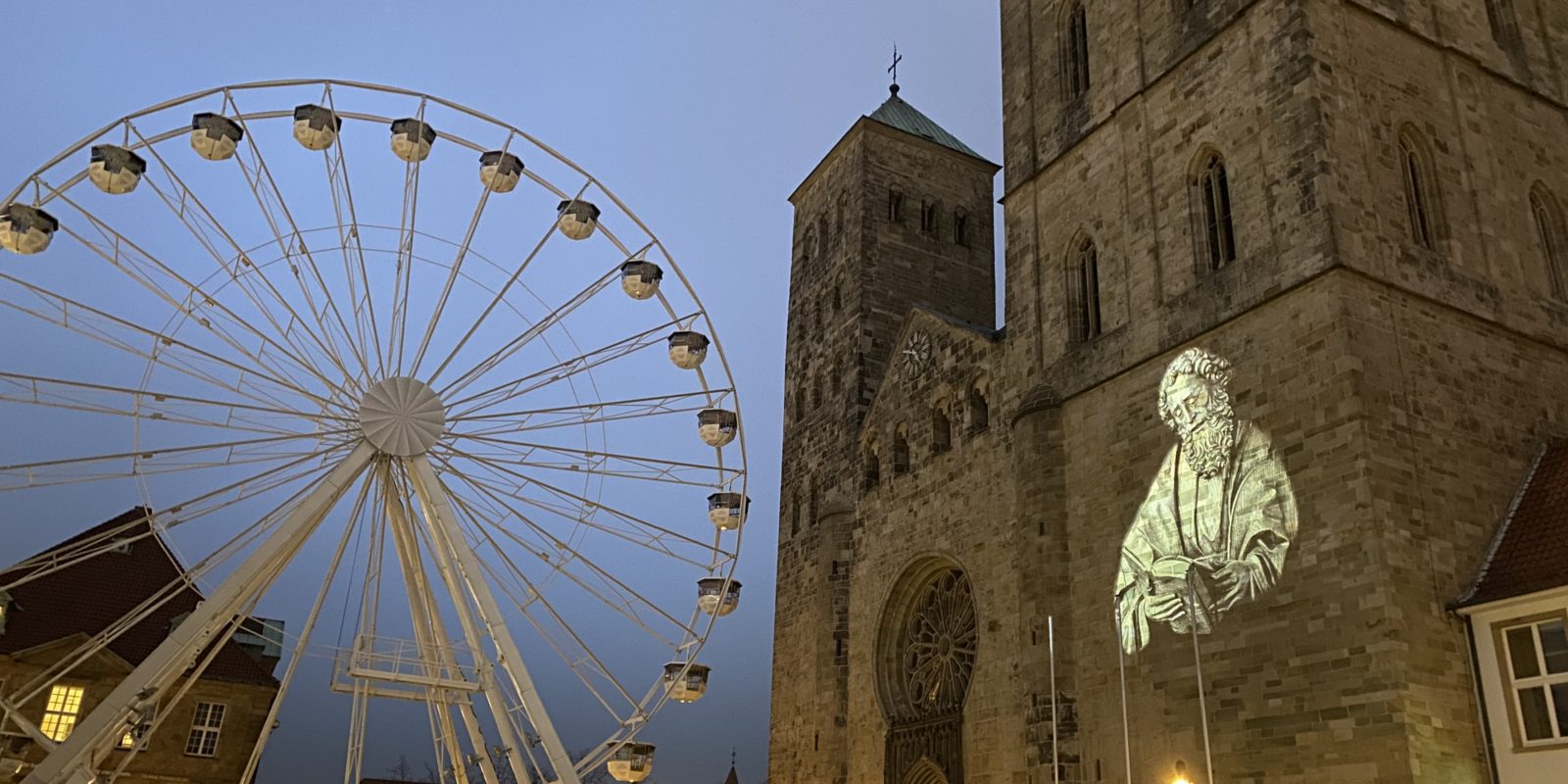 Der heilige Andreas prangt als Projektion am Dom.