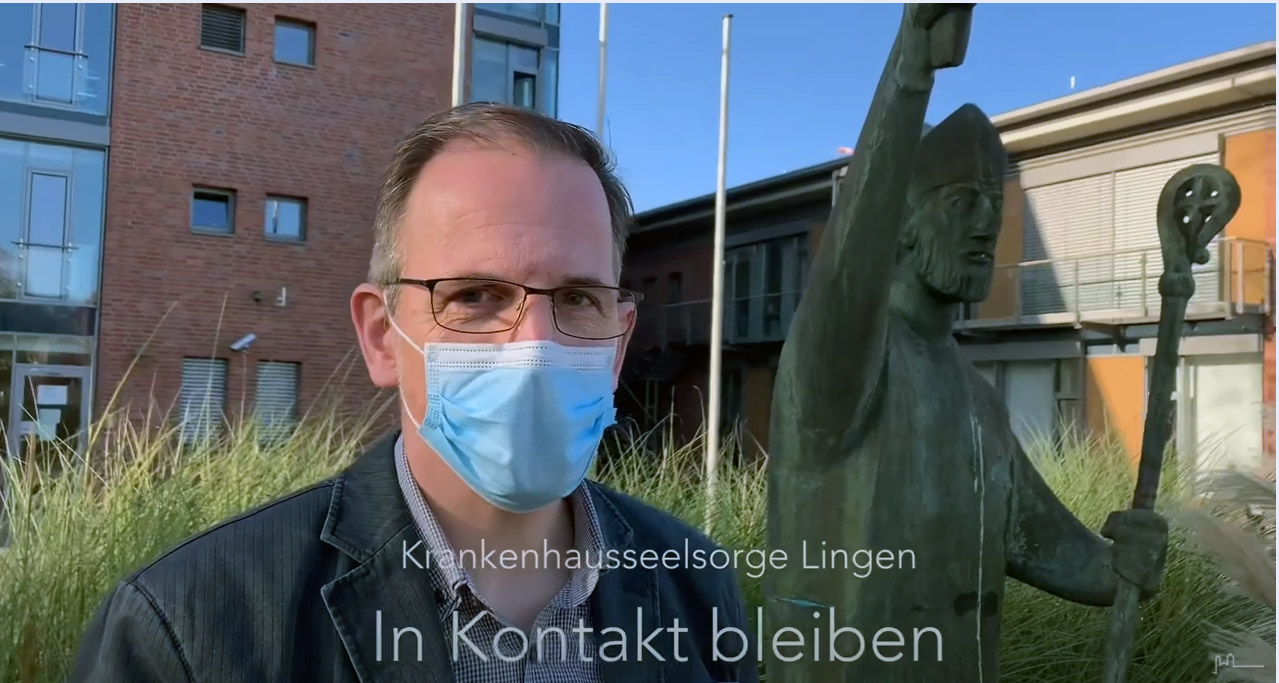 Klinikseelsorger steht vor dem Bonifatiushospital Lingen.