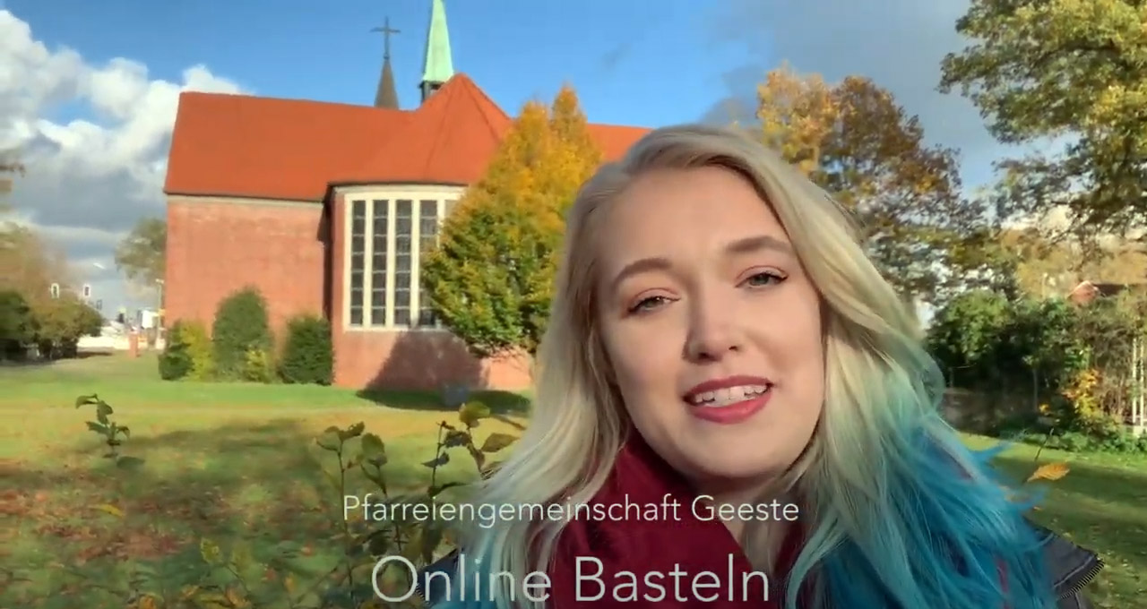 Gemeindeassistentin Marisa Grummich steht vor einer Kirche.