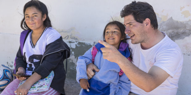 Padre Lucas (rechts) und zwei Mädchen aus seiner Gemeinde in Argentinien.