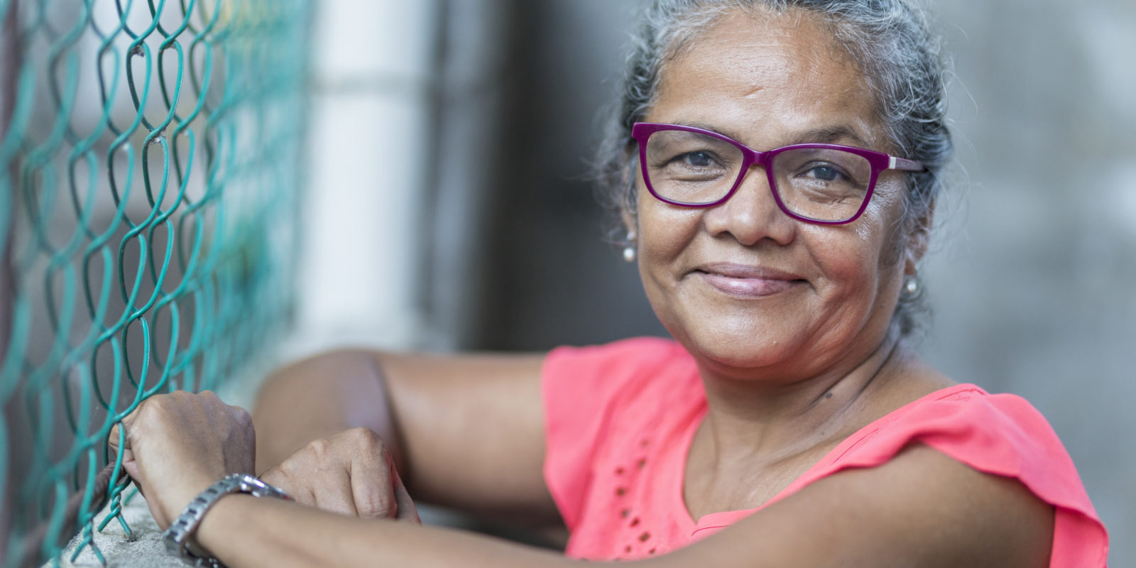 Eine Frau mit Brille (Iris Argüello) schaut in die Kamera