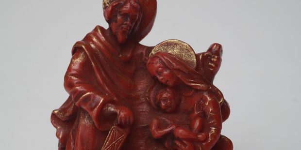 Eine Krippe aus Wachs zeigt die Heilige Familie mit Jeus, Maria und Josef