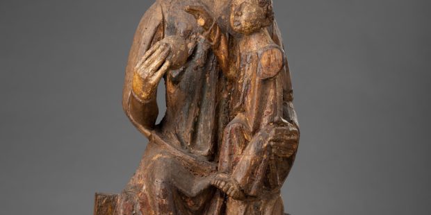 Eine Muttergottes-Statue mit Kind auf dem Thron