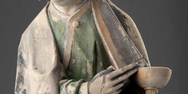 Die Skulptur zeigt einen Mann mit einem Kelch in der Hand