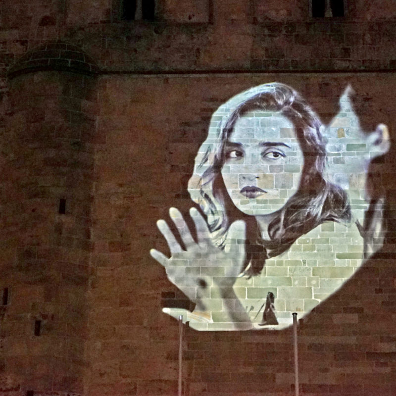 Die Projektion am Dom zeigt eine junge Frau aus Brasilien.