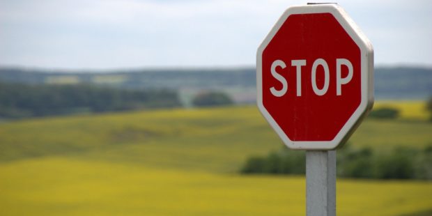 Ein Stopzeichen in der Landschaft