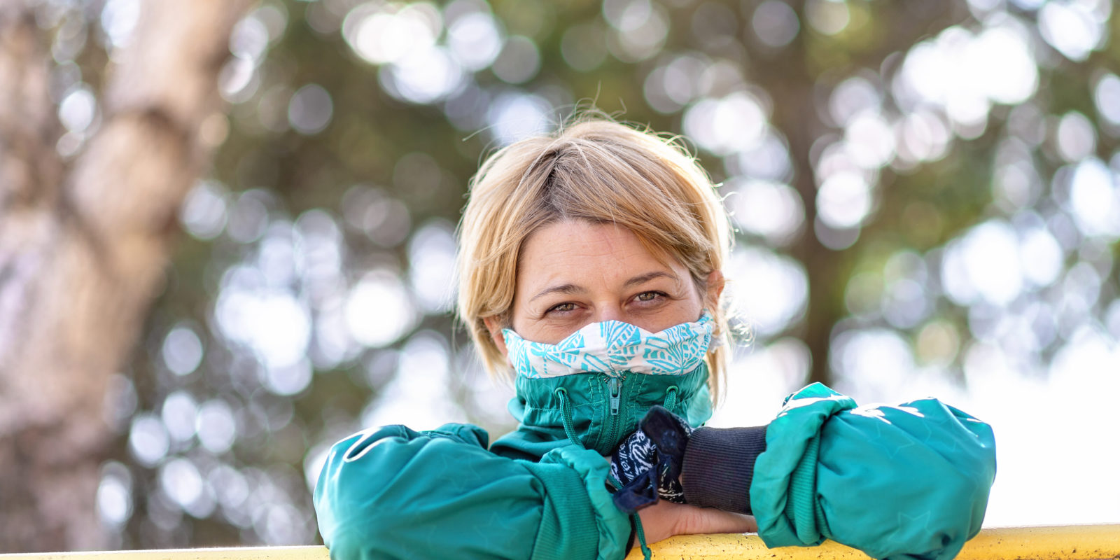 Frau lächelt mit Maske