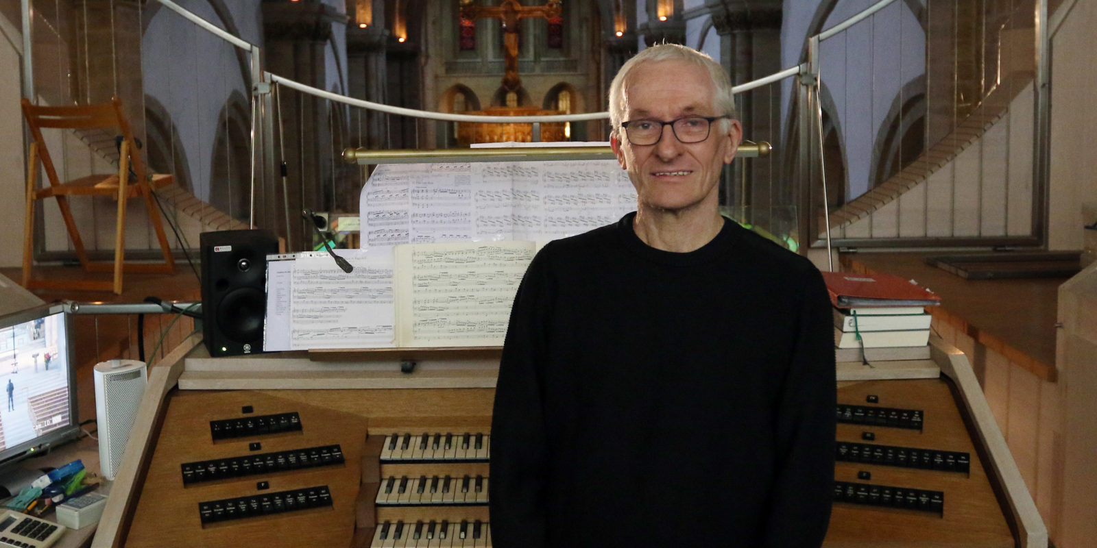 Organist vor der Orgel im Dom.