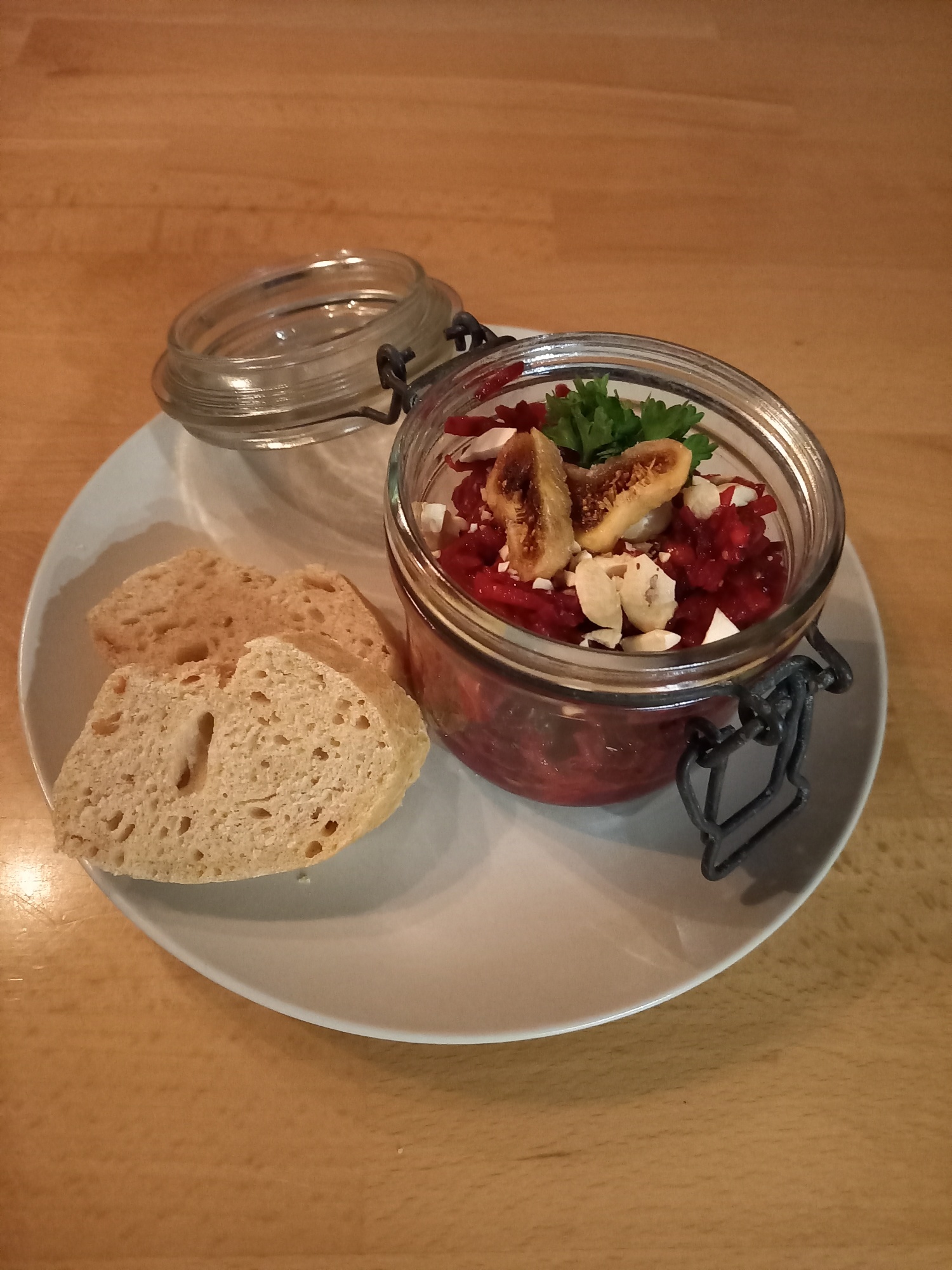 Rote-Bete-Salat mit Baguette