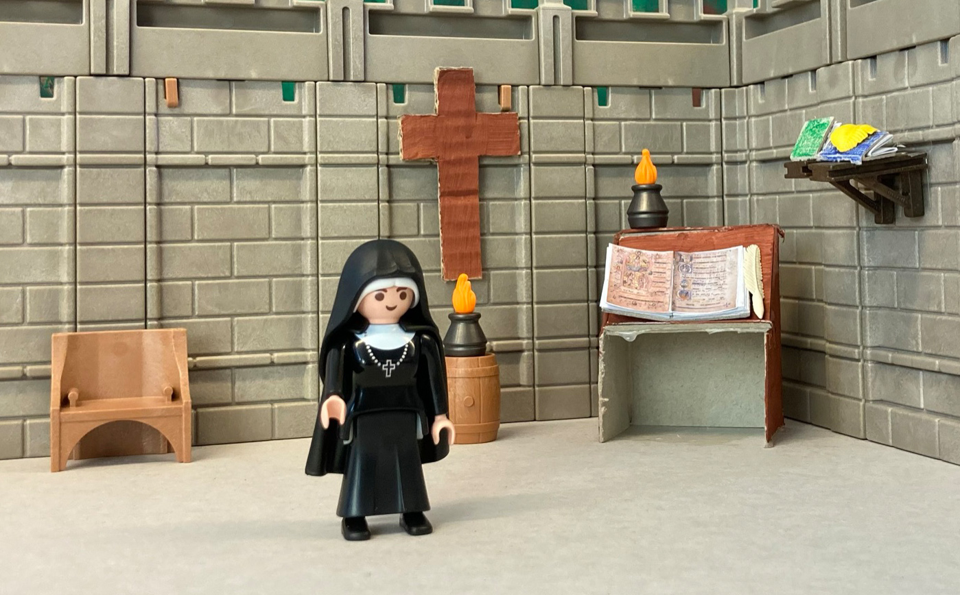 Playmobil-Nonne im Kloster