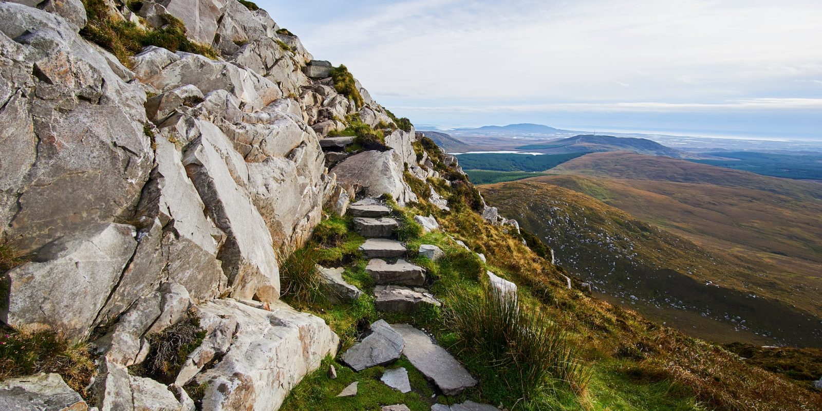 Felsentreppe in den Bergen von Irland vor Panoramakulisse