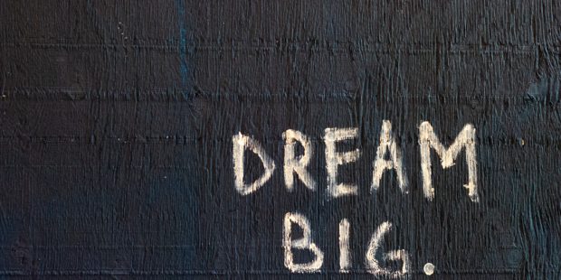 Schrift Dream Big an der Wand