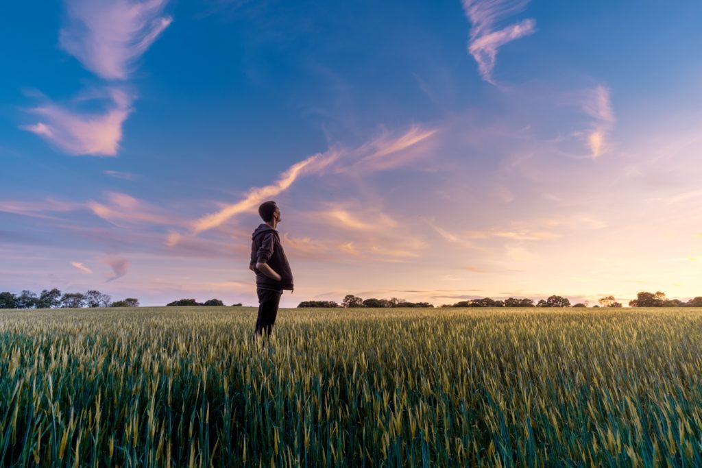 Mann steht auf Feld