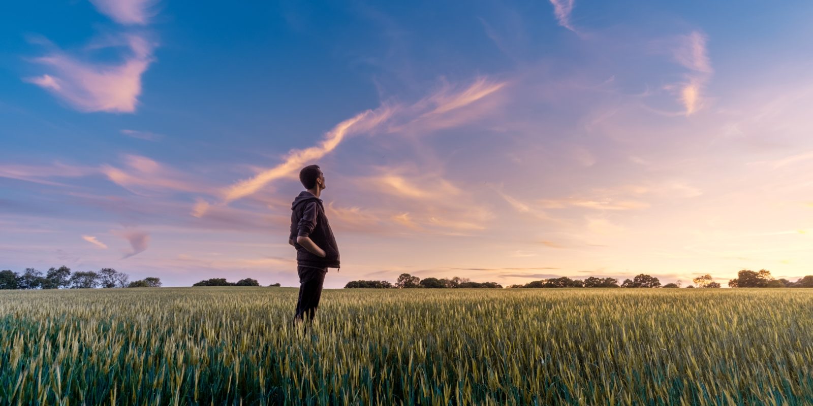 Mann steht auf Feld