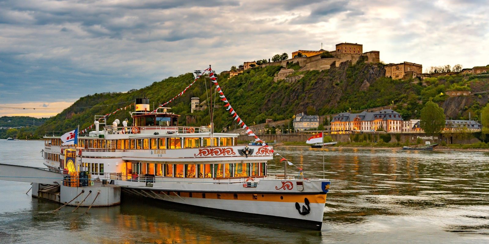 Flussfahrt auf dem Rhein