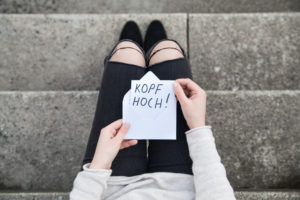 Zettel mit Schrift Kopf hoch