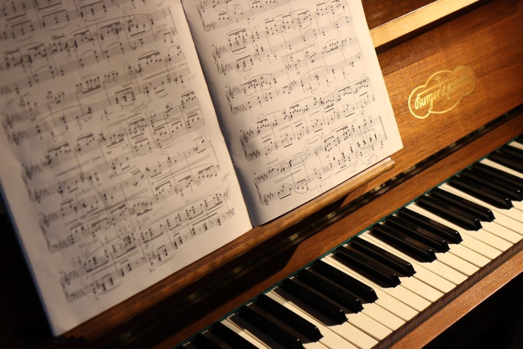 Musiknoten an Piano