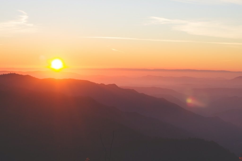 Bergsilhouette mit Sonnenaufgang