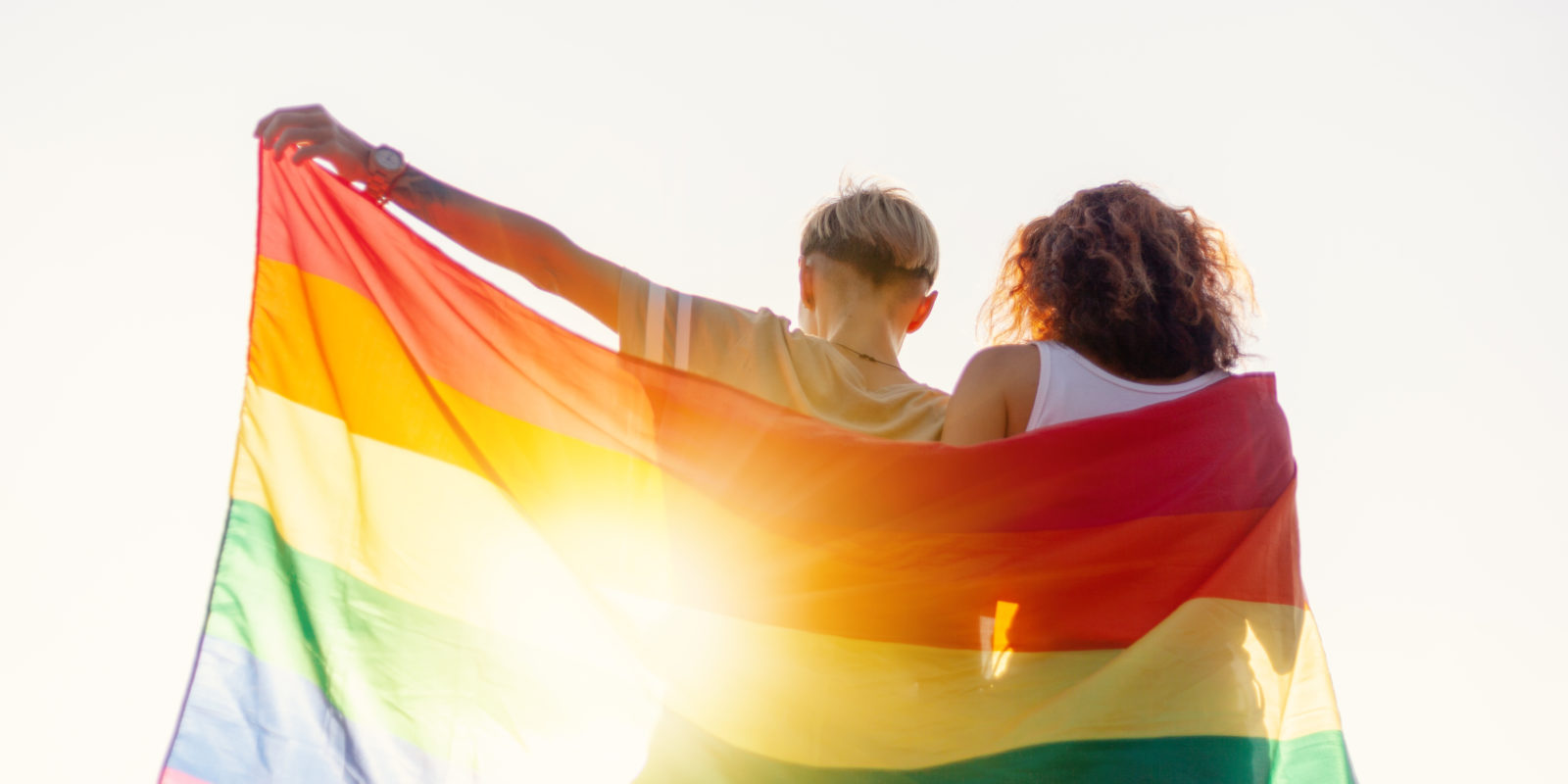 Menschen mit Regenbogenfahne