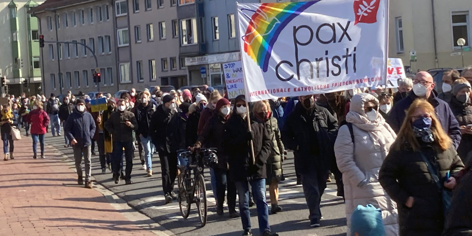 Menschen bei einer Demonstration auf der Straße