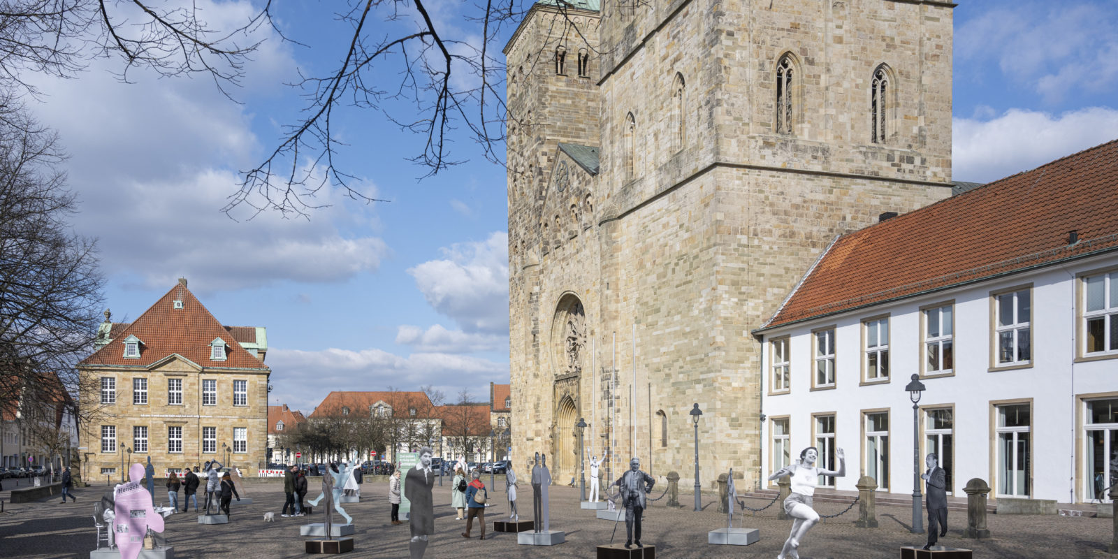 Ausstellung Zwischen Erfolg und Verfolgung vor dem Osnabrücker Dom