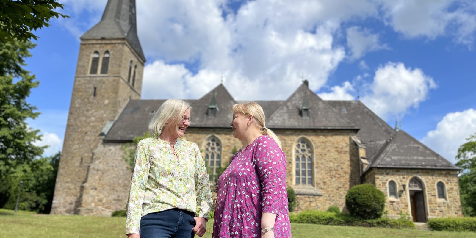 Roswitha Kühle und Beate Wißmann vor der Kirche in Berge