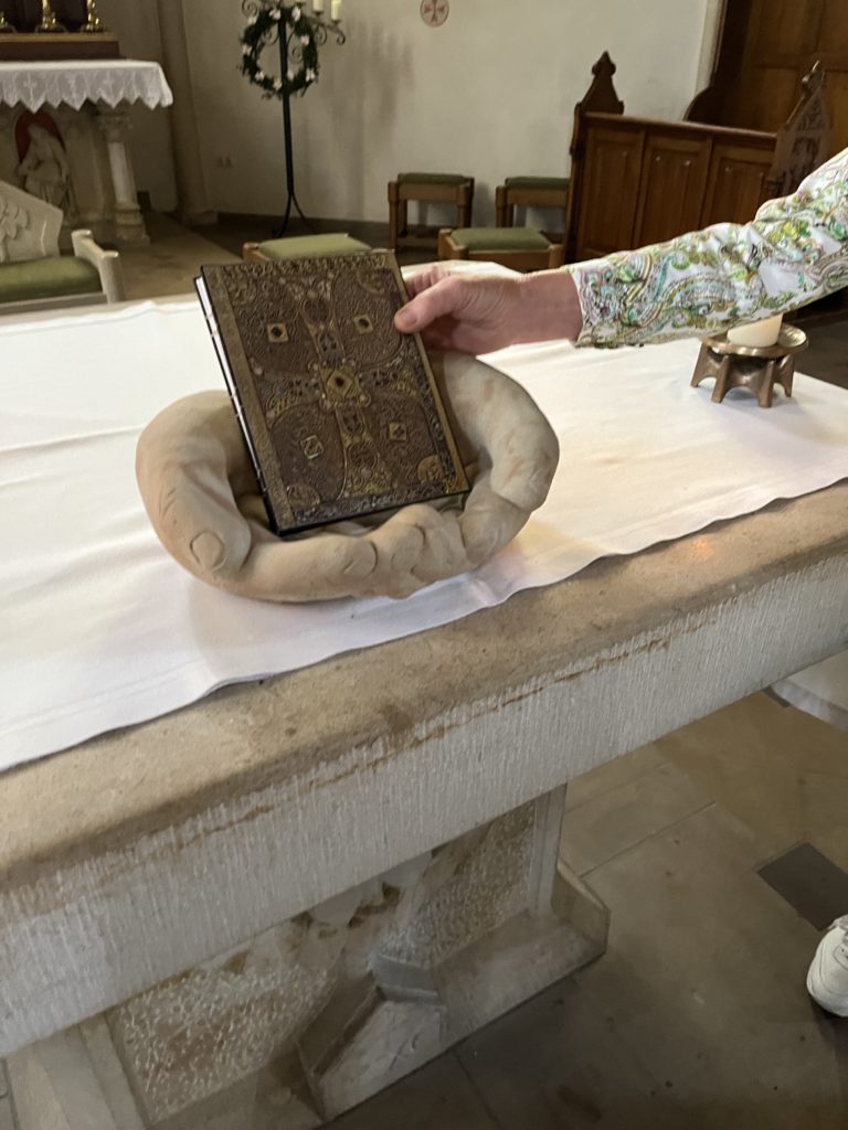 Das Fürbittbuch auf dem Altar