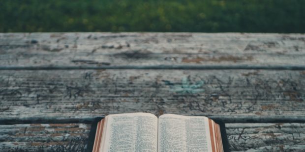 Bibel auf einem Holztisch