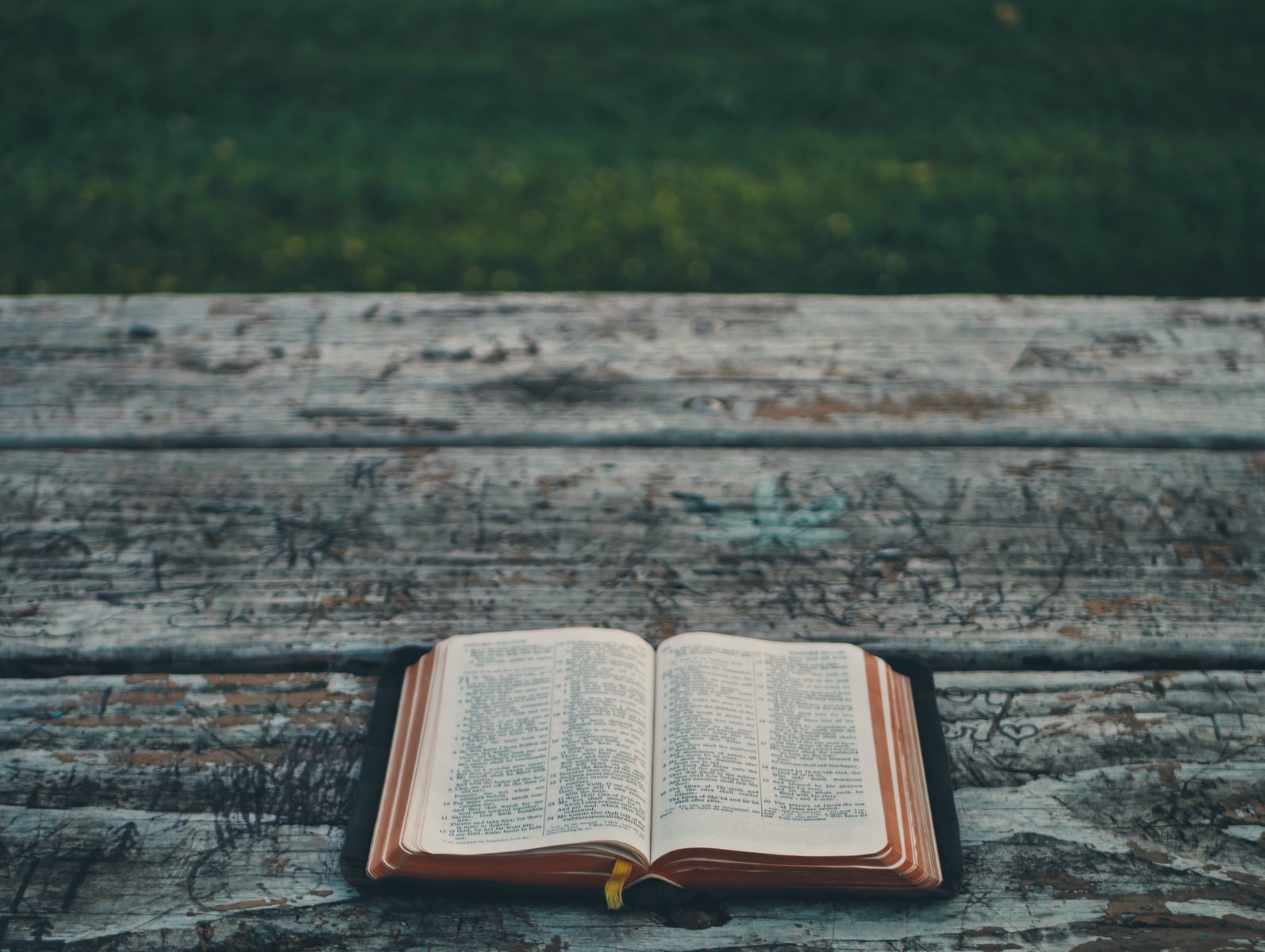 Bibel auf einem Holztisch